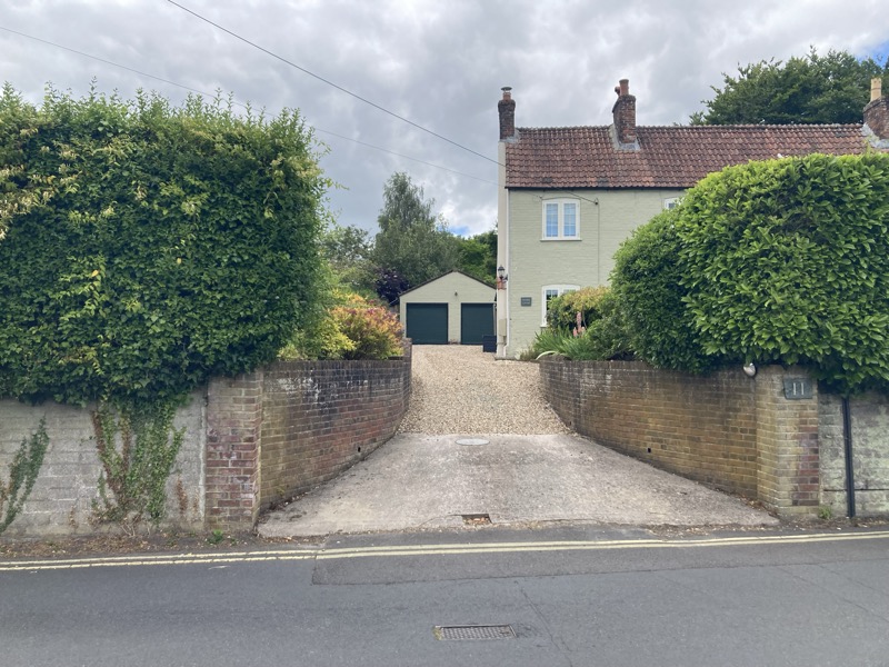 The driveway. 2.6 m at the narrowest point.